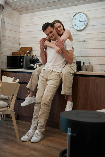 Mulher Abraçando Homem Lado Dela Enquanto Sentado Uma Mesa Cozinha — Fotografia de Stock