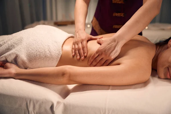 Foto Recortada Cliente Feminina Deitada Posição Propensa Enquanto Massoterapeuta Massageando — Fotografia de Stock
