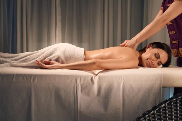 Cliente Couchée Sur Lit Massage Tandis Que Chiropraticien Appuie Avec — Photo