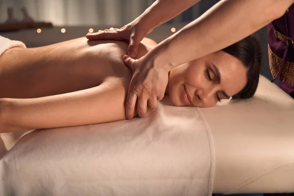 Client Lying Prone While Masseuse Pressing Thumbs Her Shoulder Blade — Stock Photo, Image