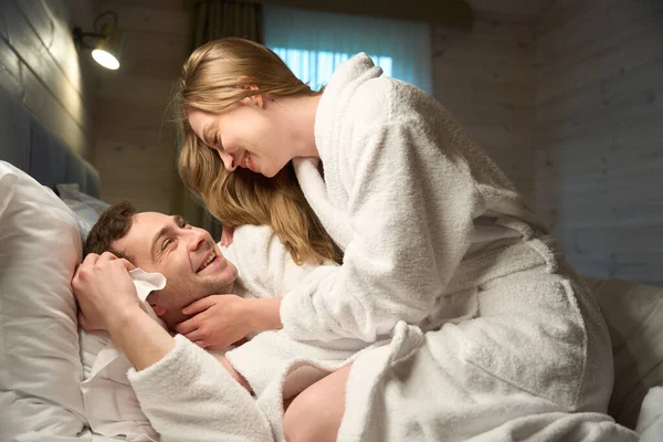 Mann Und Frau Kuscheln Bett Weichen Bademänteln Und Lächeln Haben — Stockfoto