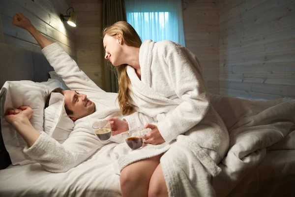 Frau Weckt Ihren Mann Mit Aroma Von Heißem Frisch Gebrühtem — Stockfoto