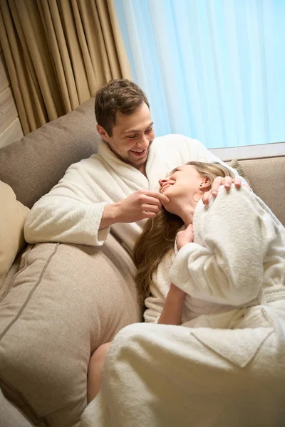 Paar Umarmt Auf Sofa Sitzend Kuschelig Warmen Bademänteln Frau Auf — Stockfoto