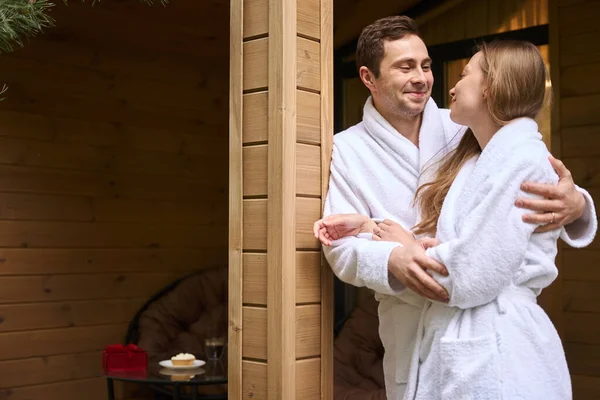 Lächelndes Verliebtes Paar Das Auf Der Veranda Des Holzhauses Warmen — Stockfoto