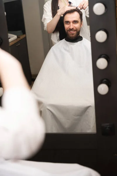 Mestre Barbearia Corta Cabelo Dos Clientes Com Tesoura Sob Pente — Fotografia de Stock