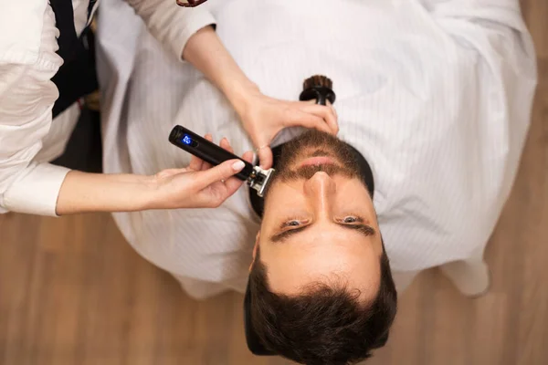 Master Barbershop Cuts Beard Man Woman Uses Special Beard Clipper — Stock Photo, Image