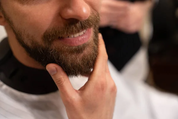 Facet Siedzi Krześle Fryzjerskim Salonie Fryzjerskim Dotyka Brody — Zdjęcie stockowe