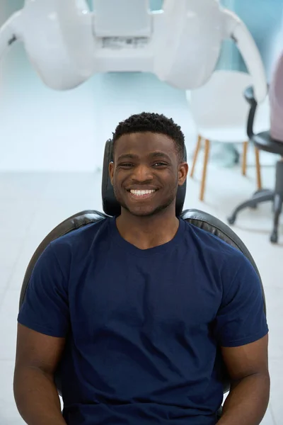 Mutlu Afro Amerikalı Adam Kameraya Bakıyor Dişçi Koltuğunda Oturmuş Dişçi — Stok fotoğraf