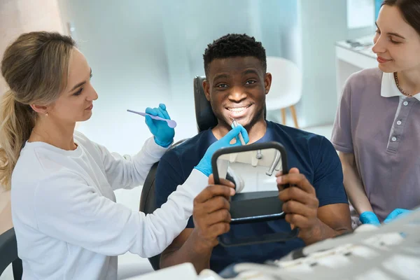 Квалифицированная Женщина Стоматолог Медсестра Работающая Над Здоровьем Зубов Афроамериканской Клиентки — стоковое фото