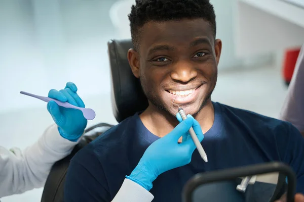Афроамериканец Стоматологом Рту Улыбается Держит Зеркало Смотрит Свои Здоровые Чистые — стоковое фото