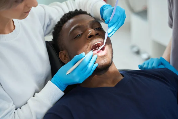 Dentista Mulher Concentrada Verificando Saúde Dos Dentes Clientes Afro Americanos — Fotografia de Stock