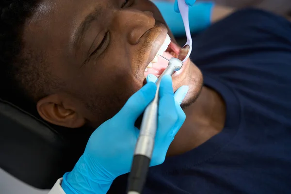 Dentista Femenina Mirando Espejo Bucal Trabajando Con Taladro Dental Para — Foto de Stock