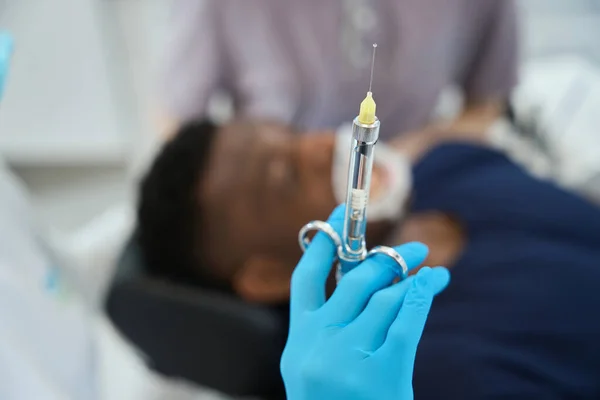 蒸汽学家用麻醉剂配制注射器 在治疗牙脓肿 细菌感染之前向男性病人注射 — 图库照片