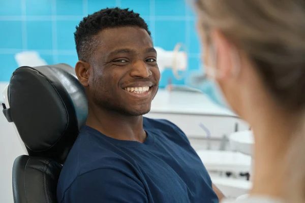 Homem Afro Americano Sorrindo Para Câmera Mostrando Dentes Brancos Saudáveis — Fotografia de Stock