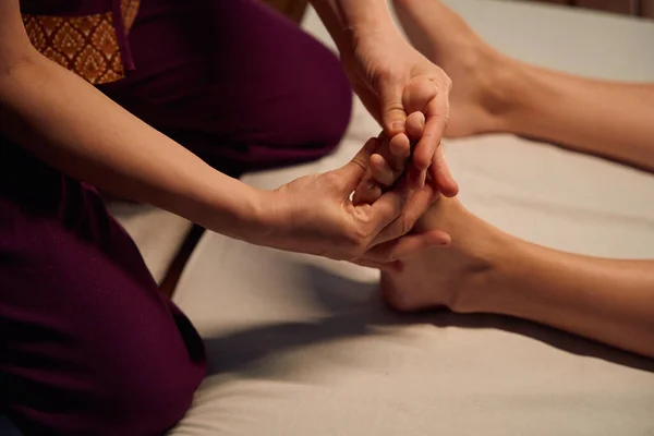 Cropped Photo Experienced Masseuse Seated Knees Massaging Female Client Toes — Stock Photo, Image
