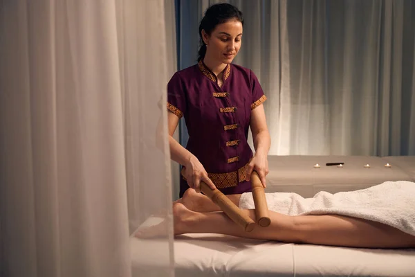 Focalizzato Giovane Massaggiatrice Massaggiando Gamba Inferiore Del Cliente Femminile Con — Foto Stock