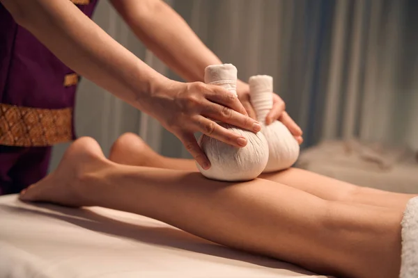 Foto Ritagliata Massaggiatrice Esperta Massaggiando Vitelli Client Femminili Con Palle — Foto Stock