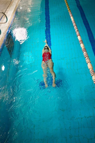 身穿护目镜和泳帽的女运动员在水下游泳的头像 — 图库照片