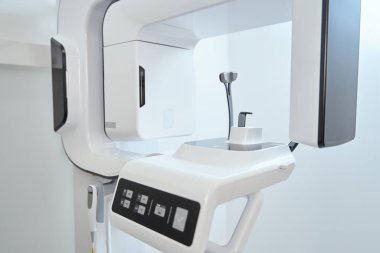 Bilgisayar tomografi cihazının fotoğrafını kapat. Kafatası ve dişlerin tomografik görüntüsü