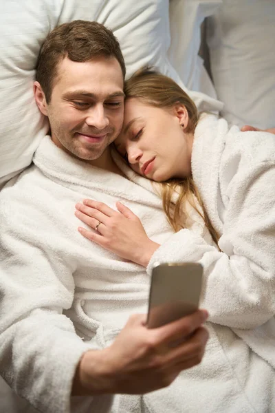 Nespavý Muž Těší Večerní Zábavu Sledování Legrační Videa Smartphonu Zatímco — Stock fotografie