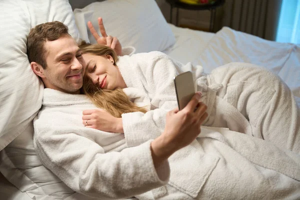 Homem Sorrindo Tirando Selfie Com Esposa Dormindo Deitado Seu Ombro — Fotografia de Stock