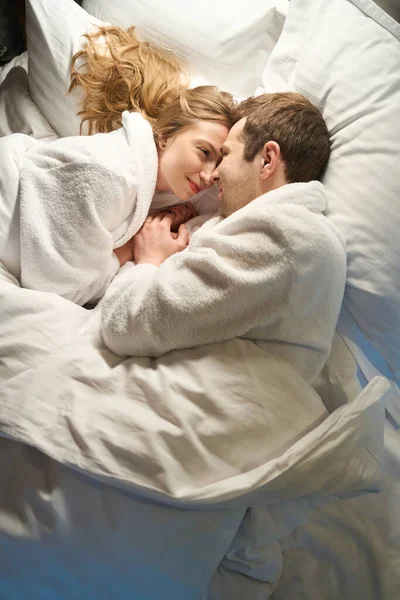 Beau Couple Jeunes Mariés Couchés Lit Peignoirs Blancs Câlins Passant — Photo