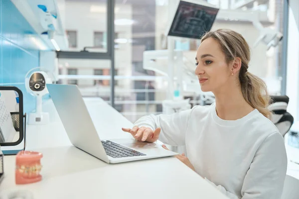 Smiling Female Nurse Sitting Chair Using Computer Dentistry Office — Stock Photo, Image