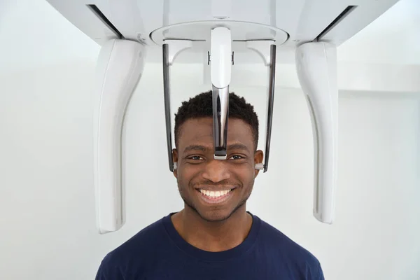 Hasta Bilgisayar Tomografi Cihazının Yanında Duruyor Kafatası Dişlerin Tomografik Görüntüsü — Stok fotoğraf
