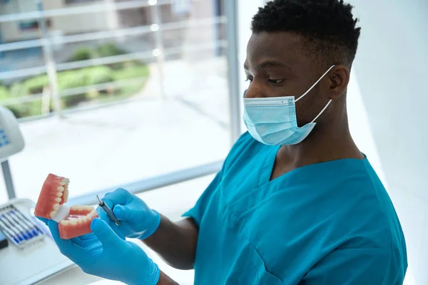 Junger Mann Schutzmaske Und Blauem Anzug Mit Attrappe Krankenhaus — Stockfoto