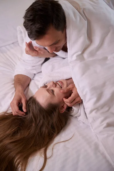 Крупный План Улыбающихся Мужчин Женщин Лежащих Одеялом — стоковое фото