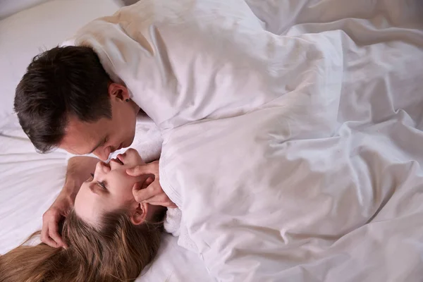 Charmant Jeune Homme Femme Couché Sous Couverture Embrasser — Photo