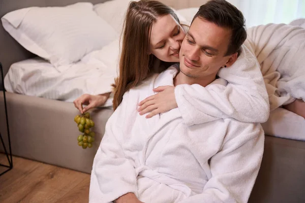 Woman Sitting Bed Holding Grapes While Hugging Man — Stock Photo, Image