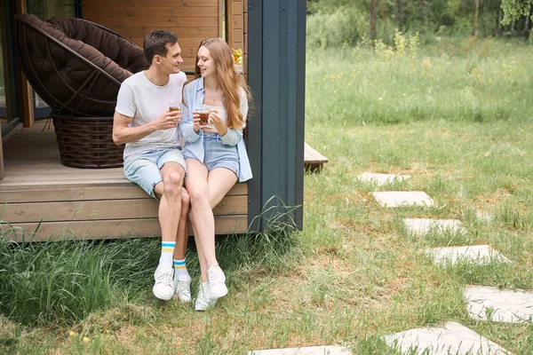 Happy Couple Talking While Drinking Tea Sitting Edge Terrace — Stock Photo, Image