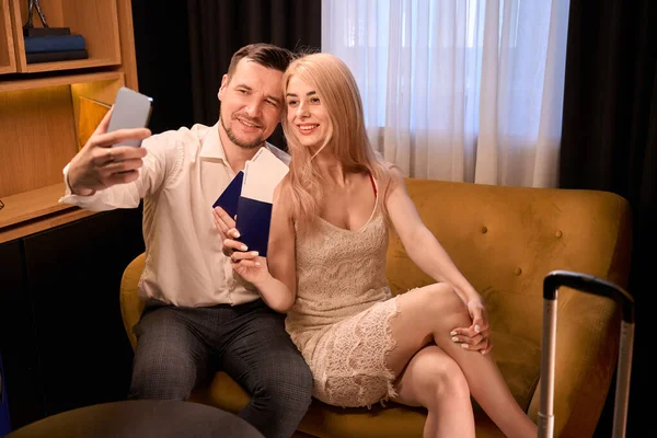 Gelukkig Pasgetrouwd Stel Maken Selfie Smartphone Poseren Het Bezit Van — Stockfoto