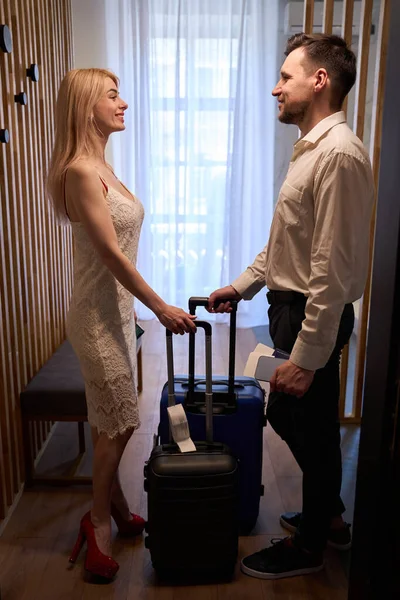 Güzel Bir Çift Birbirlerine Gülümseyerek Bakıyor Otel Odasında Zarif Giysiler — Stok fotoğraf
