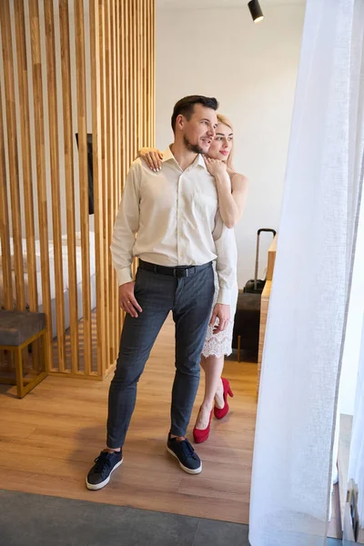 Aantrekkelijke Vrouw Knuffelen Haar Knappe Man Door Schouders Paar Brengen — Stockfoto