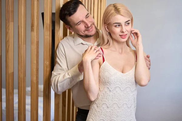 Knappe Bebaarde Man Bewondert Zijn Aantrekkelijke Vrouw Witte Jurk Paar — Stockfoto