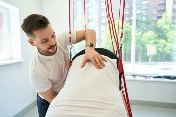 Kinesiotherapeut Unterstützt Patienten Bei Der Durchführung Von Übungen Mit Abgehängten — Stockfoto