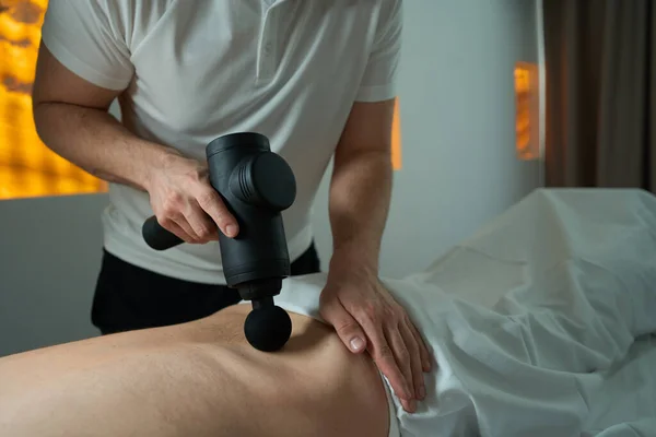 Gewassen Foto Van Fysiotherapeut Ontspannen Strakke Spieren Onderrug Van Patiënt — Stockfoto