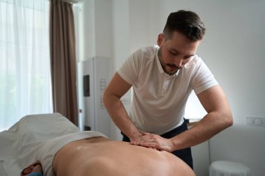 Hasta, göğüs kaslarına masaj yaparken yatar vaziyette yatıyor.