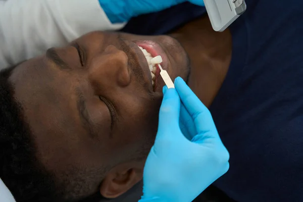 Koruyucu Eldivenler Giyen Doktor Renkli Adam Diş Minesi Seçimi Hastanede — Stok fotoğraf
