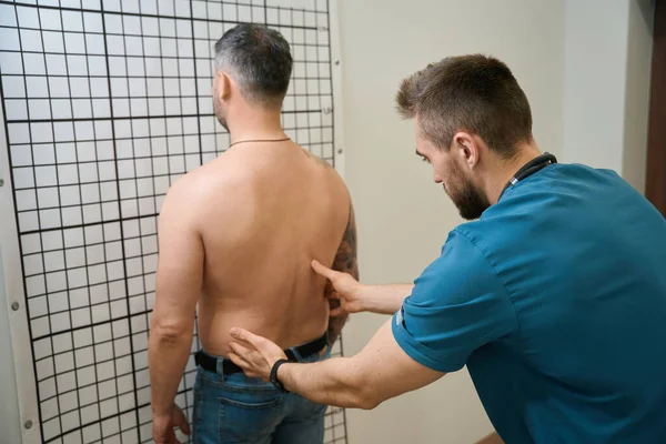 Qualifizierter Physiotherapeut Tastet Paraspinale Muskeln Eines Erwachsenen Kaukasiers Stehen — Stockfoto