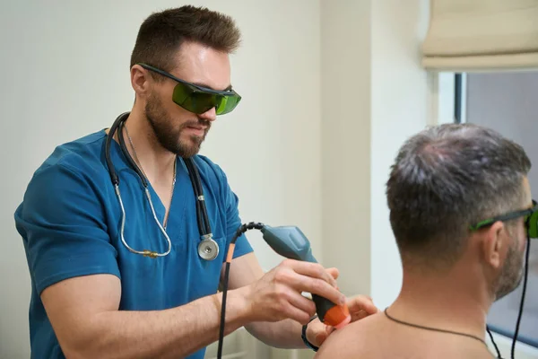 Physiotherapeut Richtet Lasersonde Trapezauslösepunkt Oberen Rückenbereich Des Patienten — Stockfoto