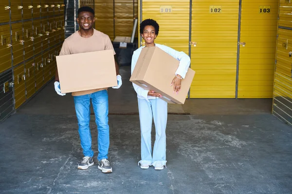 Happy Young Couple Rents Storage Unit Guys Have Cardboard Boxes — Stock Photo, Image