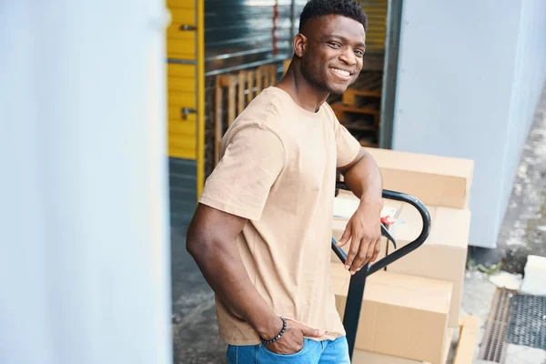 Afroamerikaner Lehnt Einem Güterwagen Auf Dem Wagen Liegen Kartons Und — Stockfoto