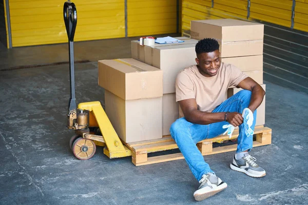 Young Man Sat Rest Cargo Cart Cart Were Cardboard Boxes — Stock Photo, Image