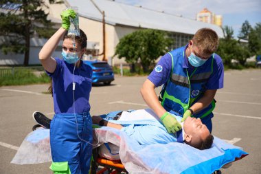 Kazadaki kurban ağrı kesiciler ve koruyucu eldivenli sağlık görevlileriyle seruma konmuş.