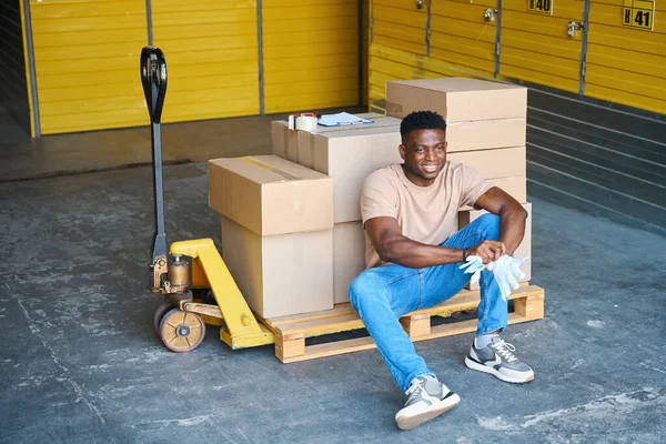 Afroamerikaner Setzte Sich Auf Güterwagen Auf Dem Wagen Liegen Kartons — Stockfoto
