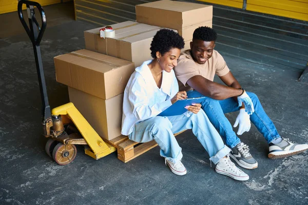 Female Warehouse Manager Signs Agreement Client Guys Seated Cargo Trolley — Stock Photo, Image