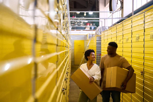 African American Guy Girlfriend Cardboard Boxes Rent Storage Unit — Stock Photo, Image